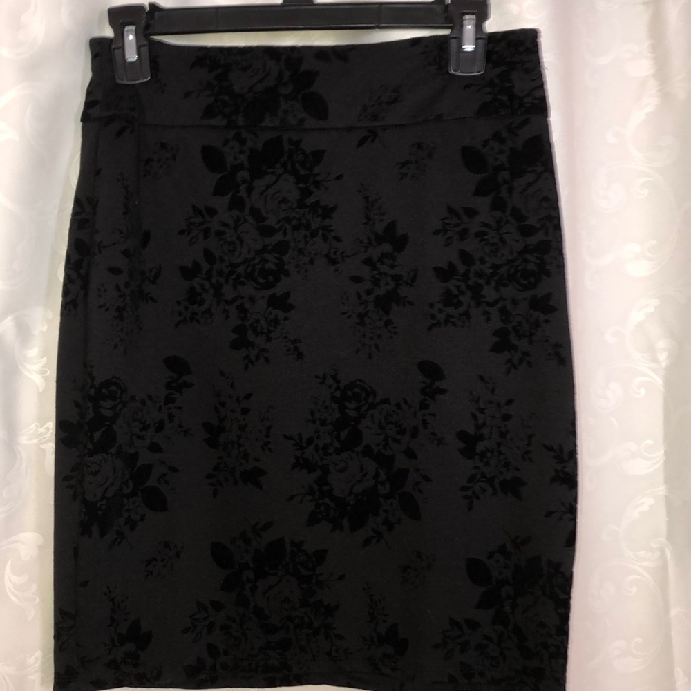 Flower patterned pencil skirt